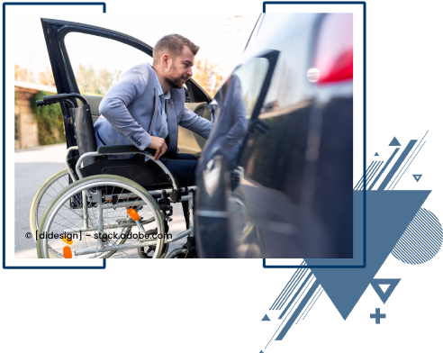 Ein Mann im Rollstuhl steigt in ein Auto. Mietwagen Gemünden