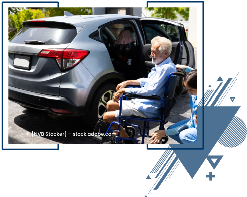 Ein älterer Mann im Rollstuhl steigt aus einem Auto, Mietwagen Gemünden