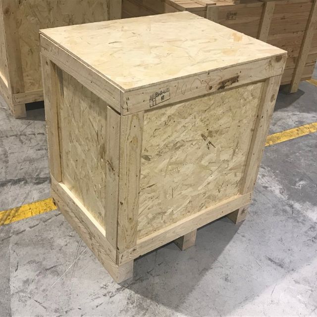 Caja de madera sobre palet, posiblemente para envío al interior.