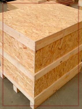 Gran caja de madera fabricada en OSB con base de palet.