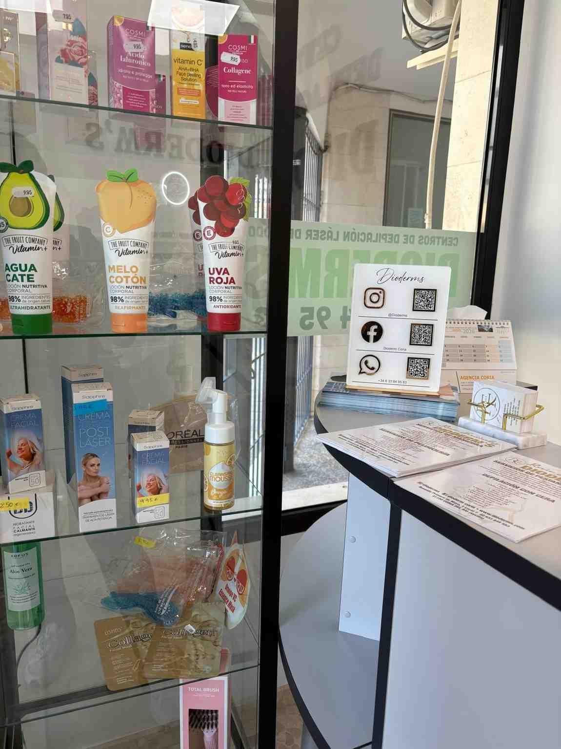 Un estante de exhibición en una tienda que muestra varios productos de cuidado de la piel y belleza.