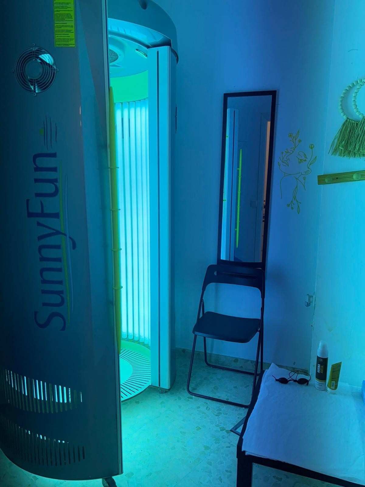 Una cabina de bronceado vertical alta de la marca 