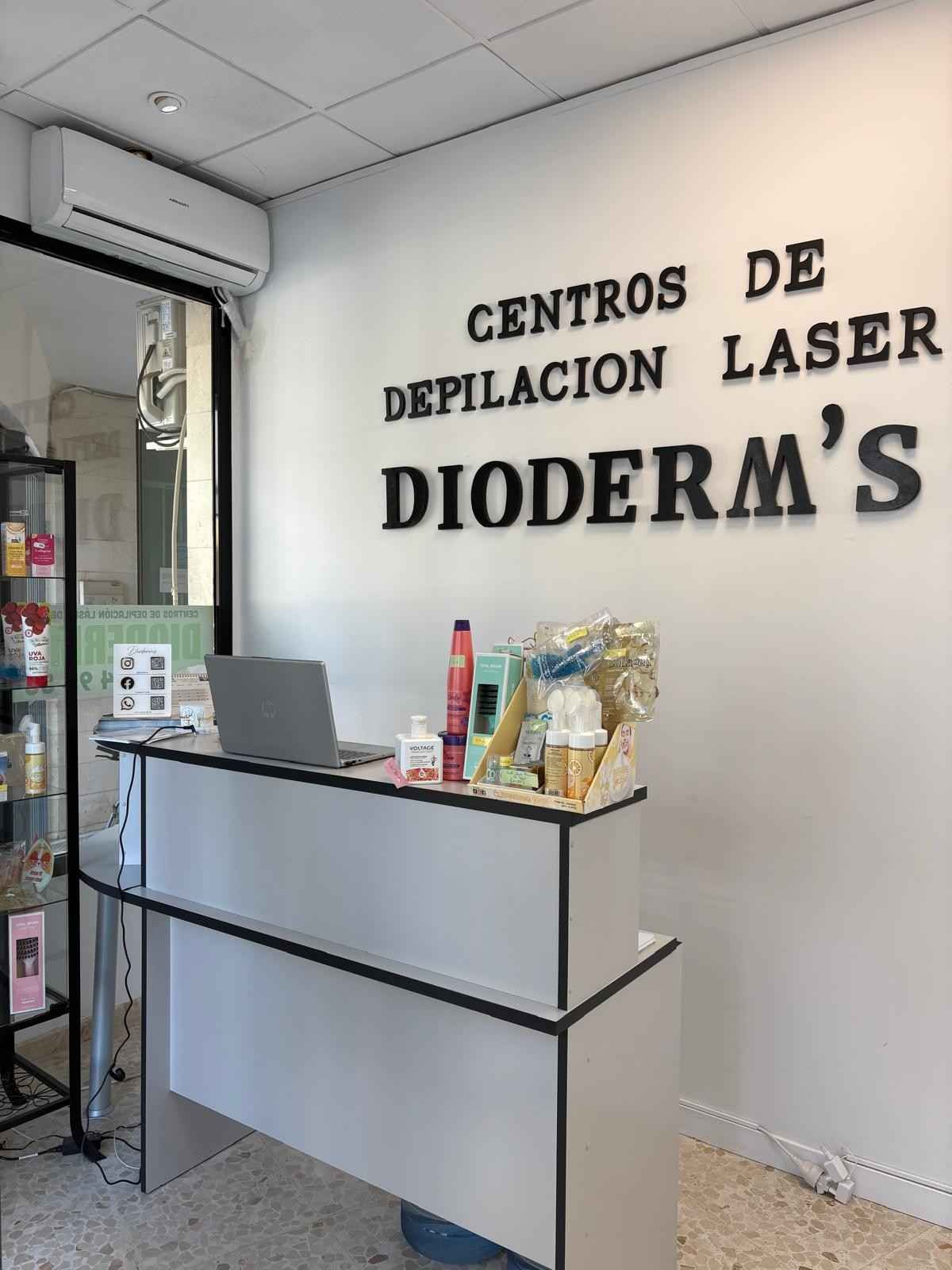 Mostrador de recepción en un centro de depilación láser Dioderm con un ordenador portátil.