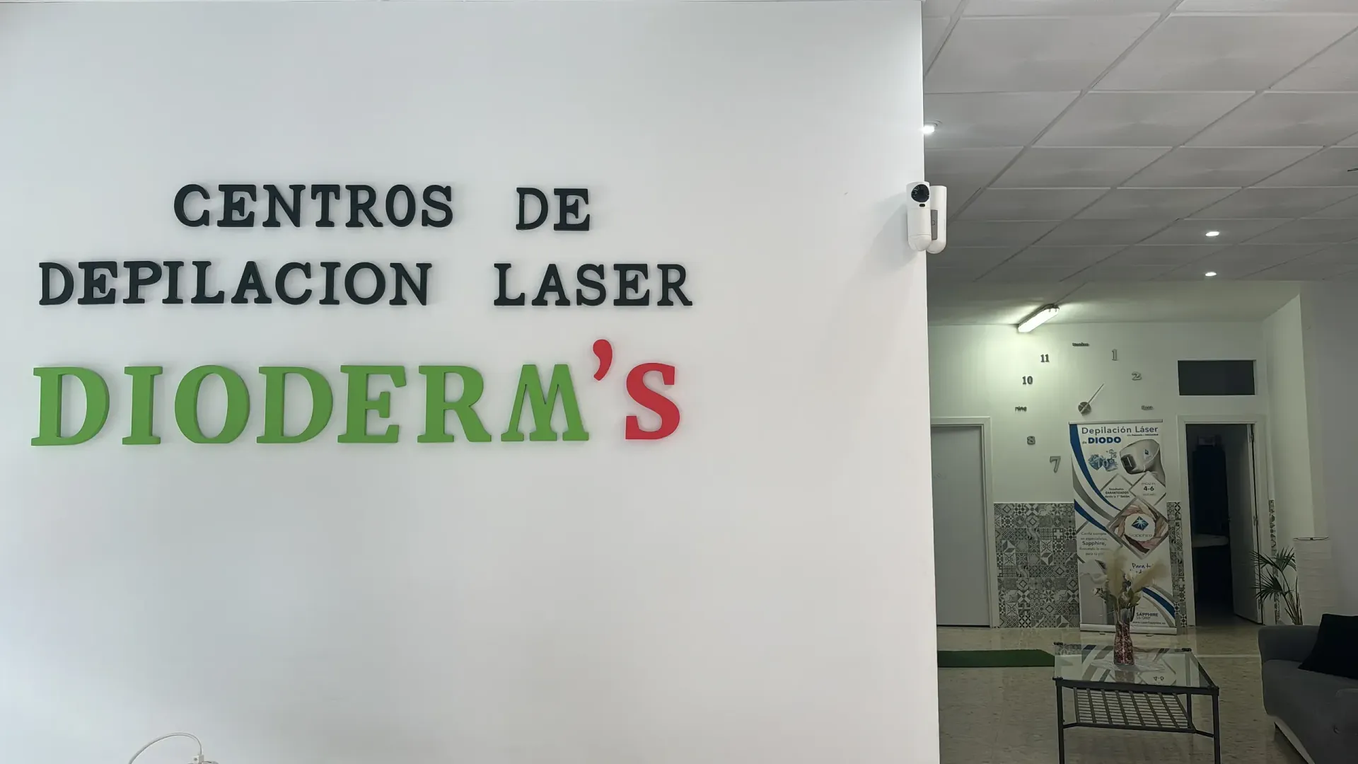 Pared blanca con un cartel de 