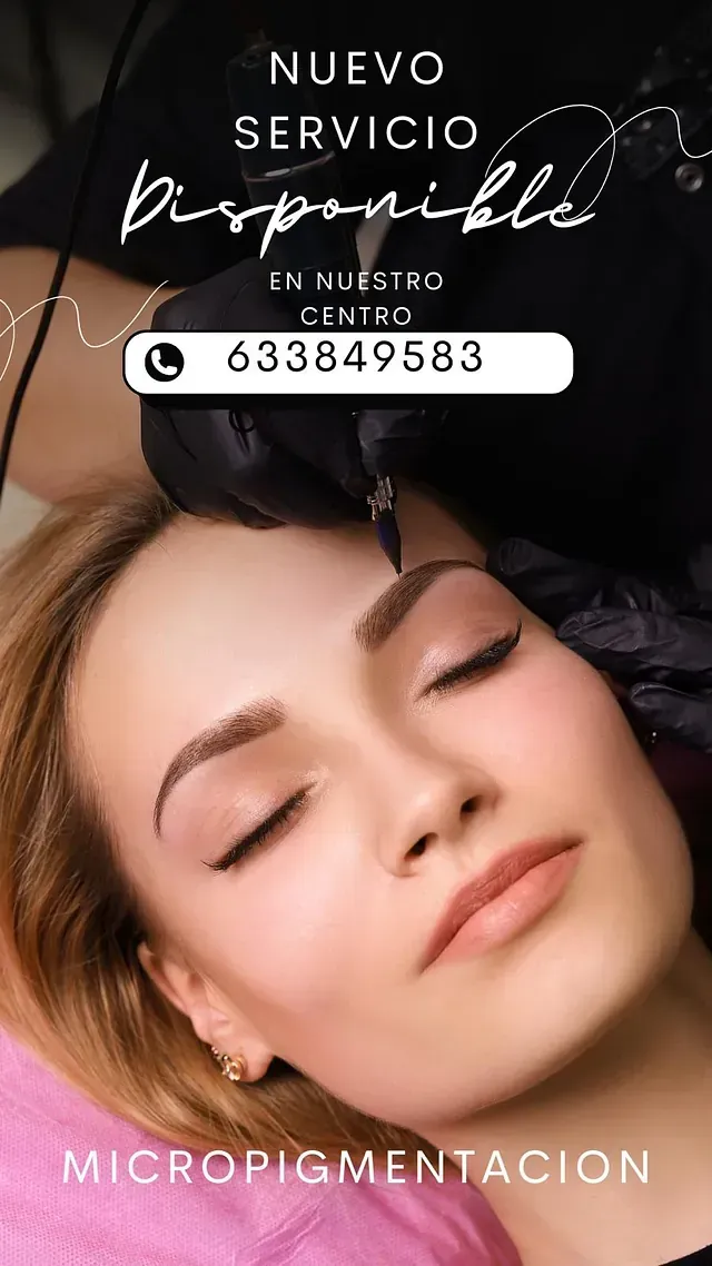 Mujer recibiendo micropigmentación de cejas; información de contacto proporcionada.