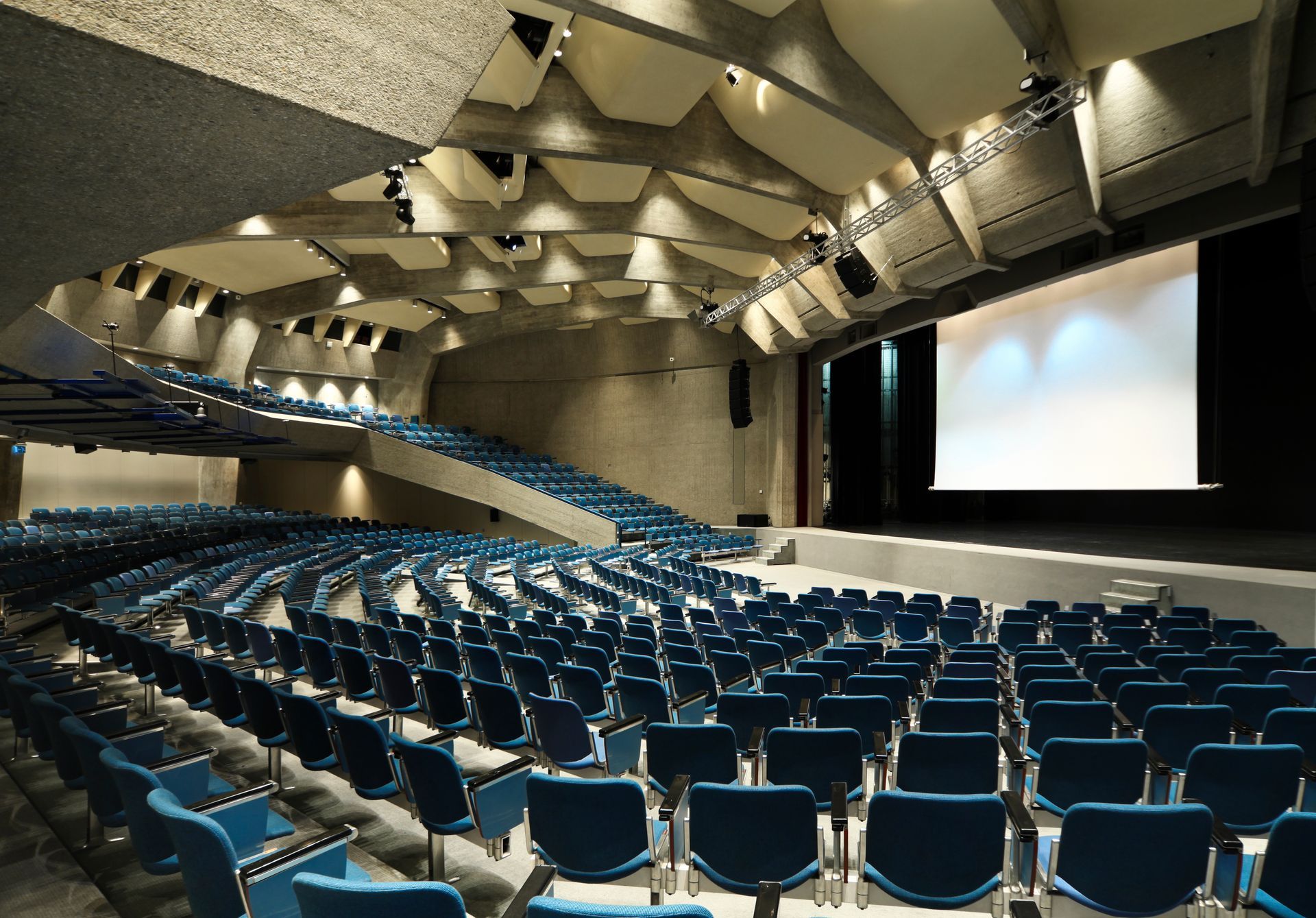 Un grand auditorium vide