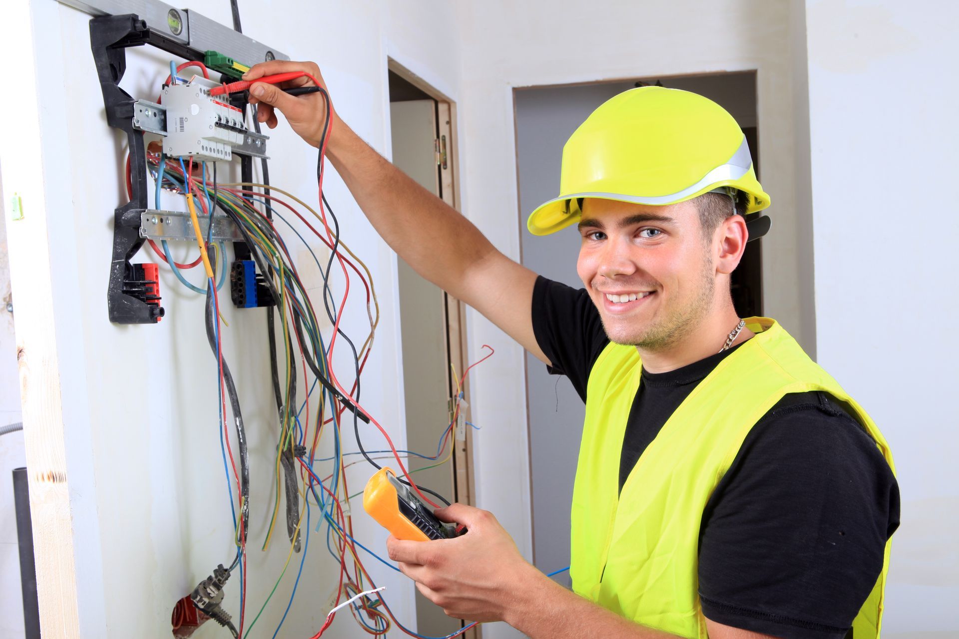 Un technicien répare l'installation électrique
