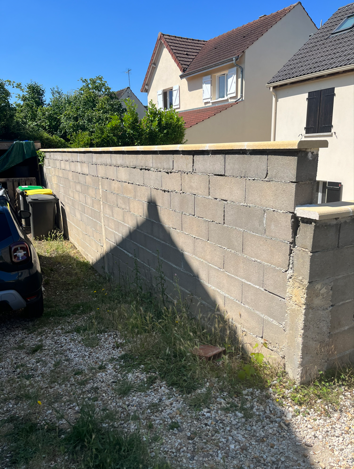 Long mur en pierre gris