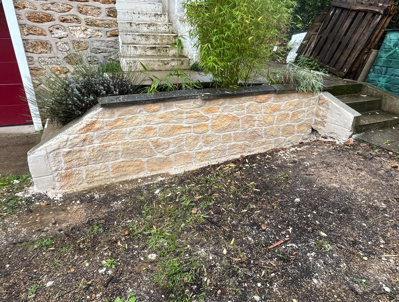 Petit mur en pierre après remise en état