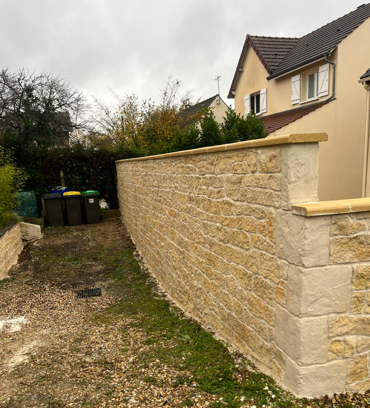 Long mur en pierre après remise en état