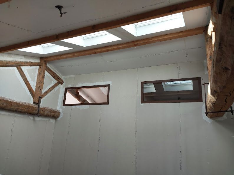 Installation de cloison avec fenêtres