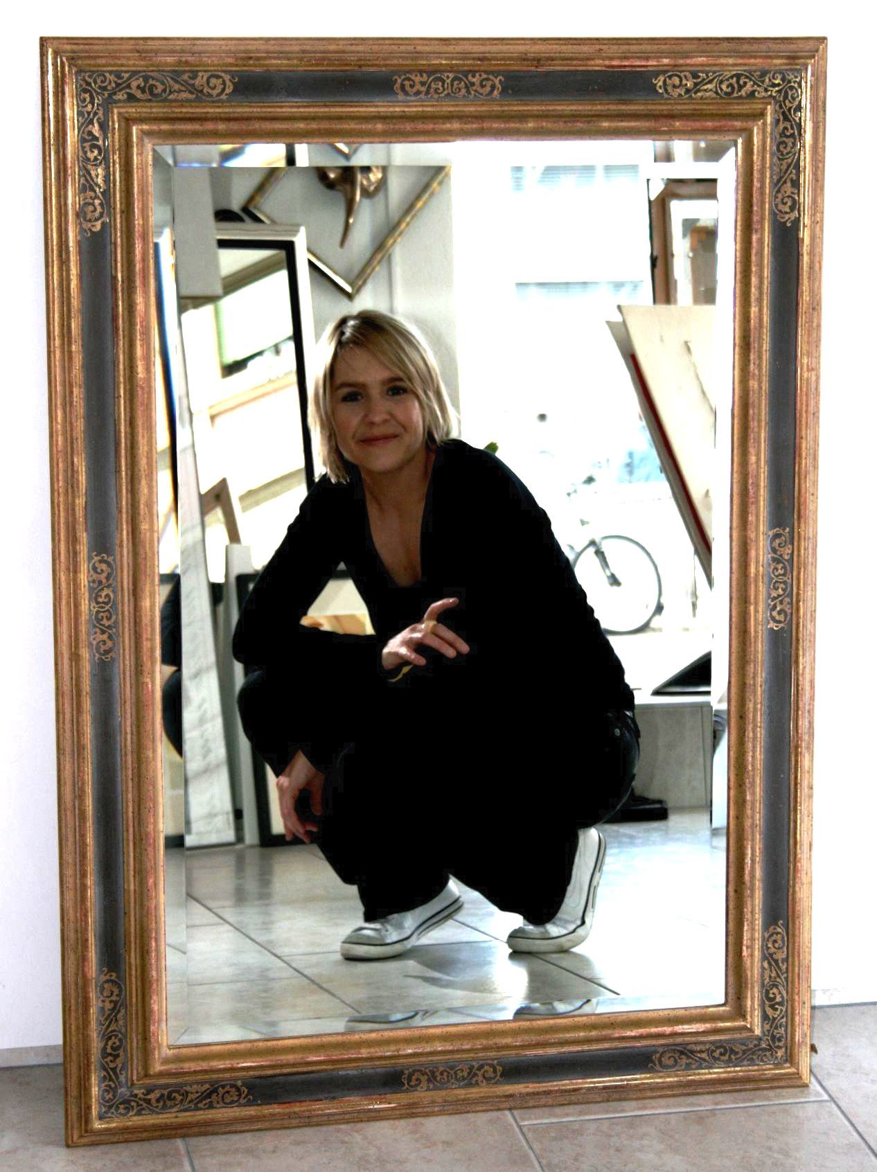 Portrait Inhaberin Iris Amacher Portrait Iris Arts Rahmen und Kunstatelier Einrahmung Vergolden Restauration