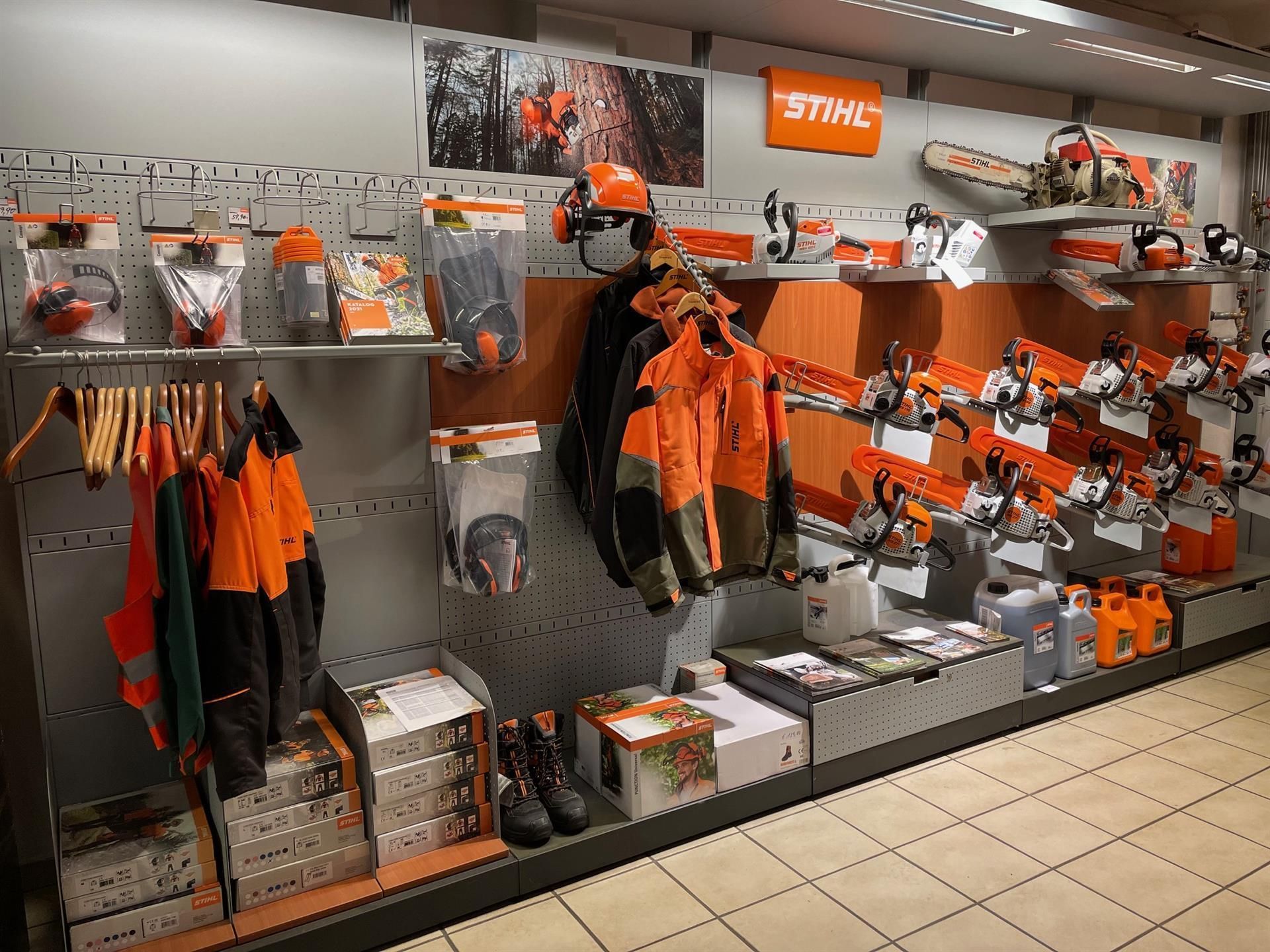 Ein Stihl-Schild hängt an einer Wand in einem Geschäft
