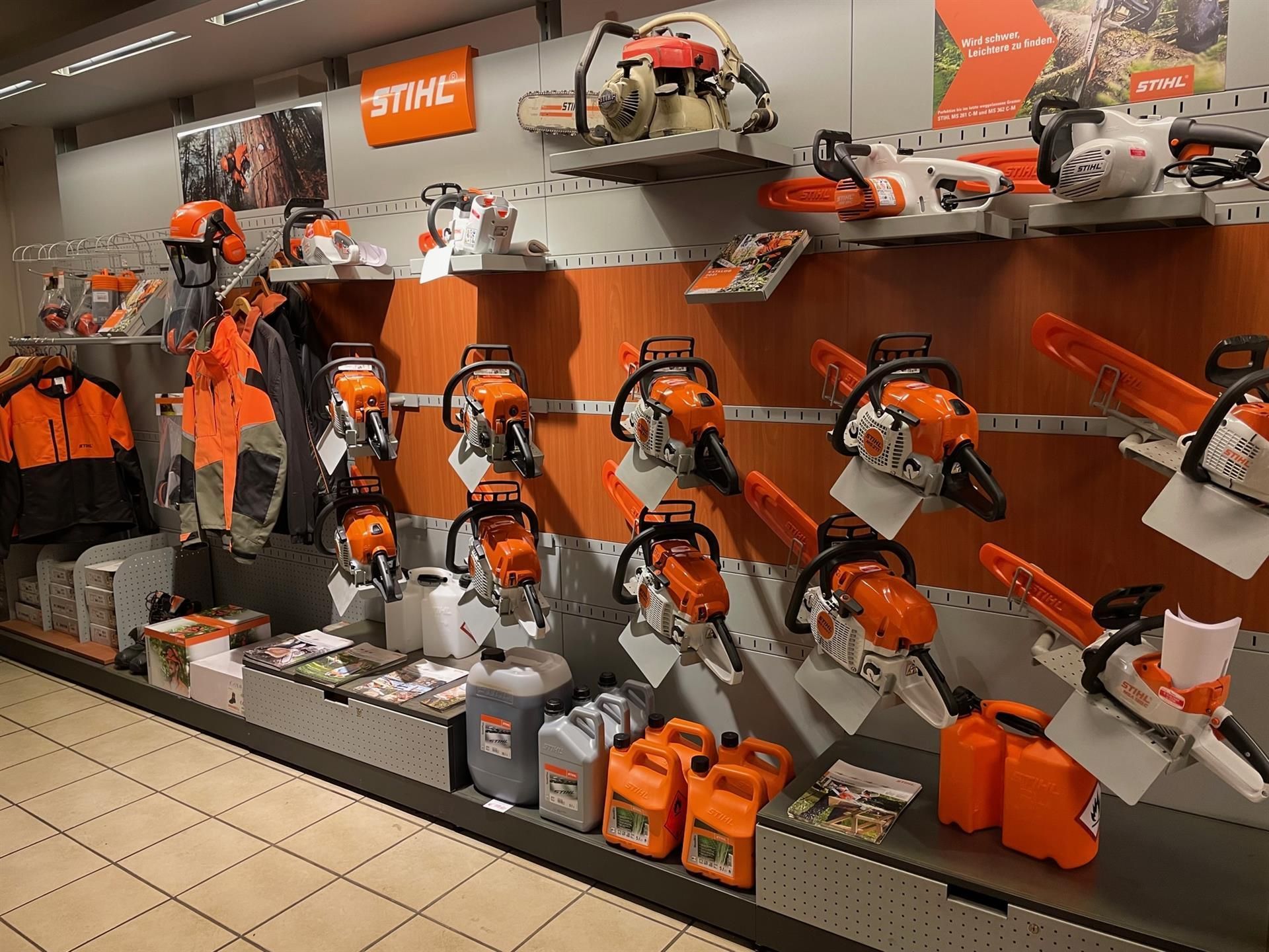 Eine Schaufensterdekoration mit Stihl-Produkten, darunter auch Kettensägen