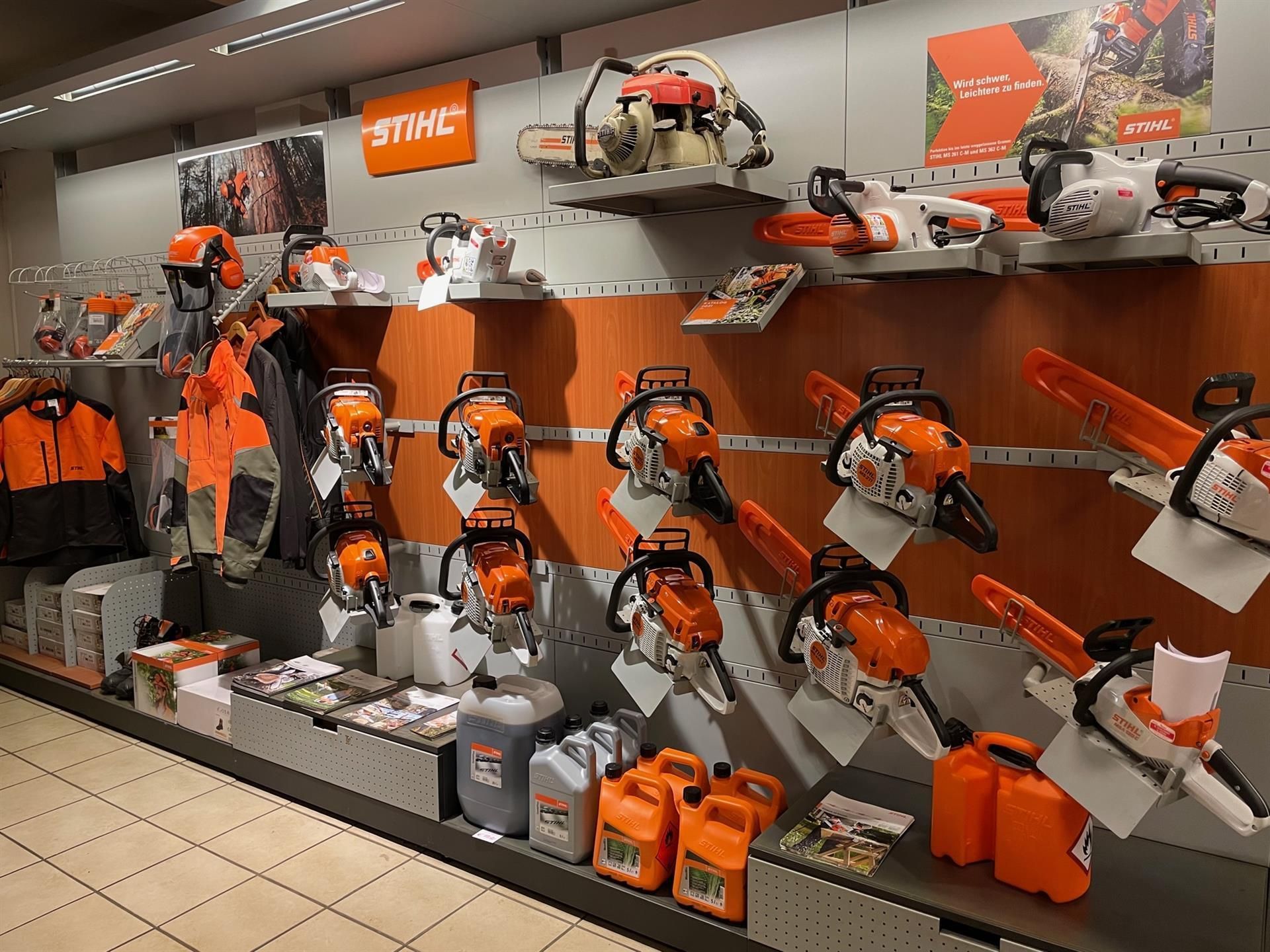 Eine Schaufensterdekoration mit Stihl-Produkten, darunter auch Kettensägen