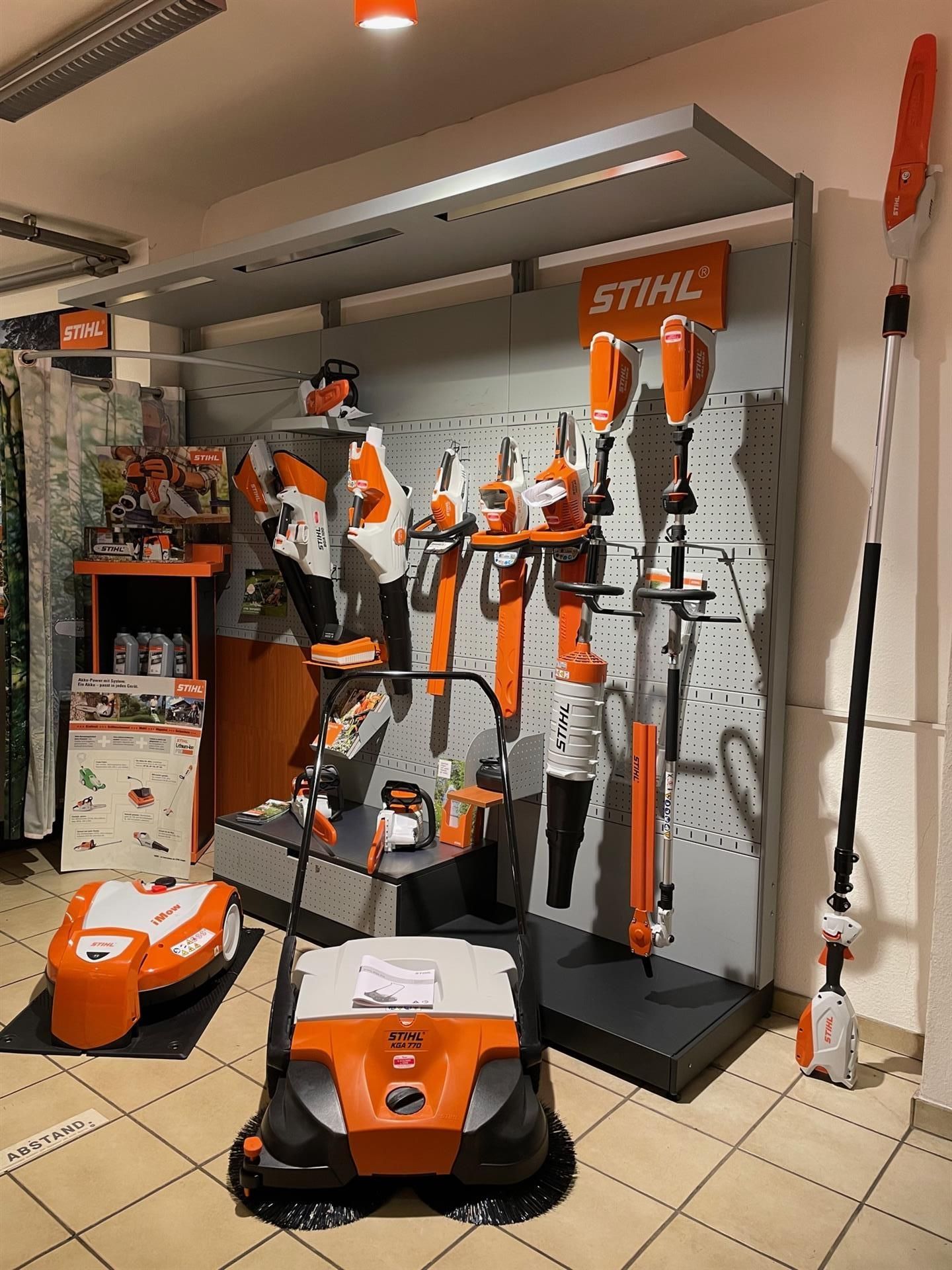 Eine Ausstellung von Stihl-Werkzeugen in einem Geschäft