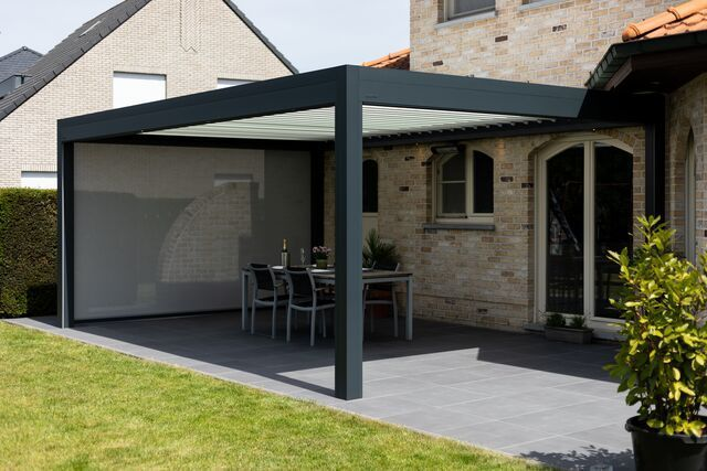 Pergola mit Lamellendach und Verschattung