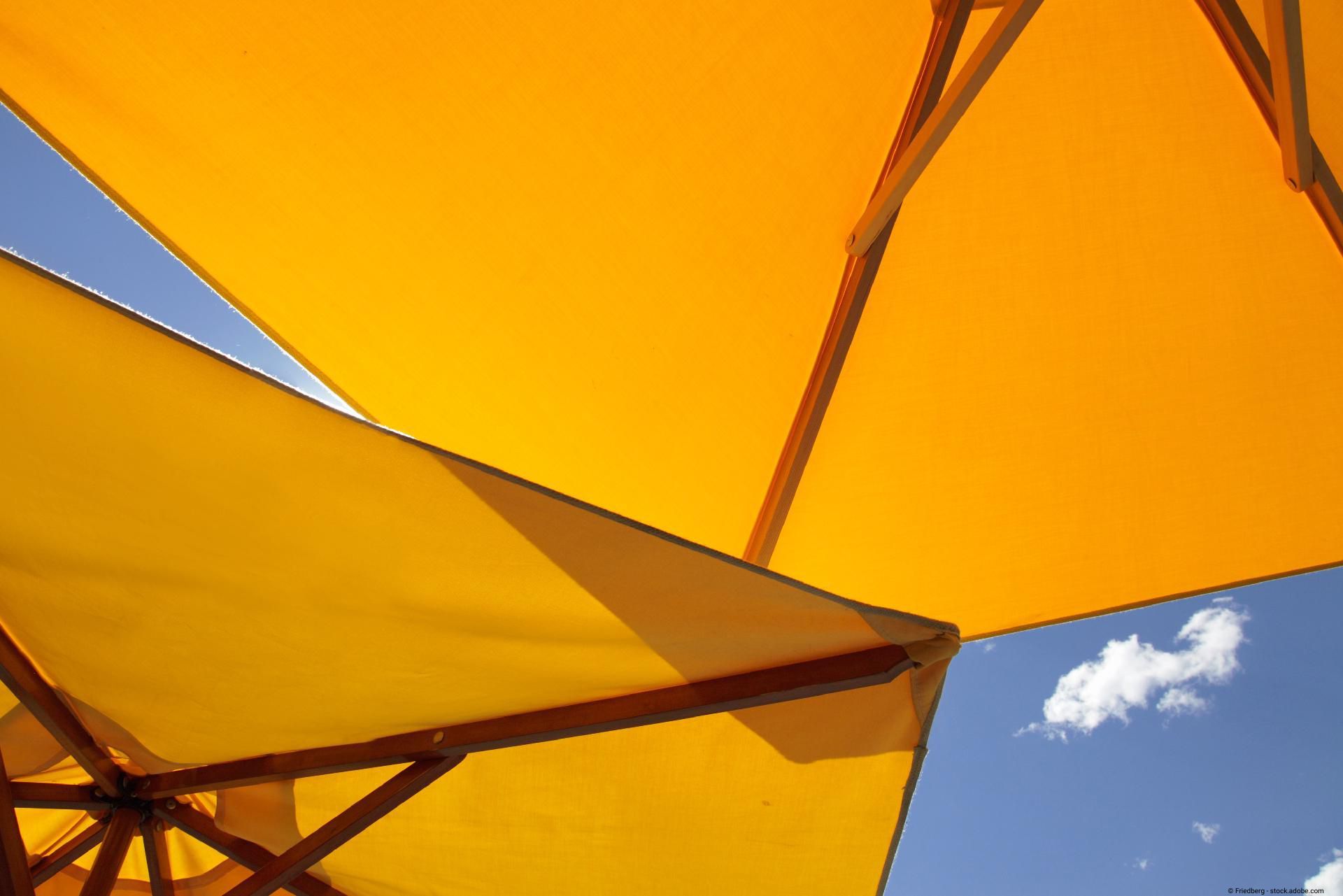 Zwei gelbe Sonnenschirme