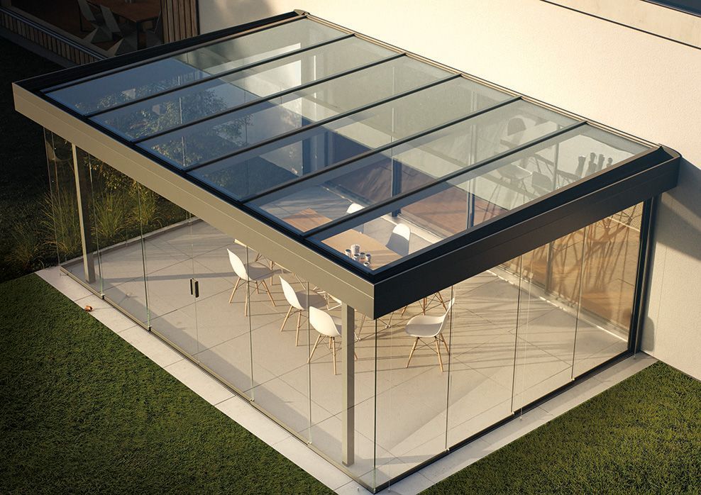 Wintergarten mit rahmenlosen Glasfenstern