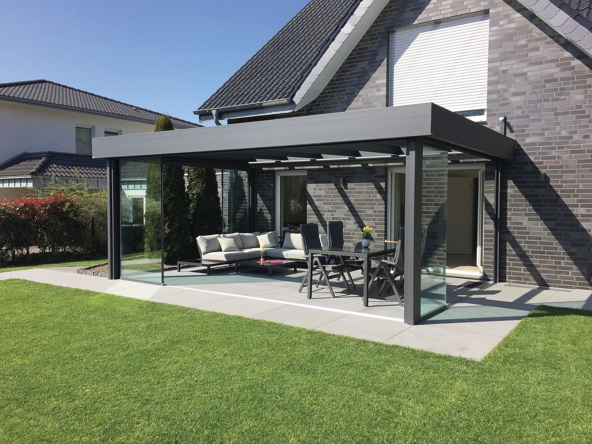 Wintergarten mit offener Glastür