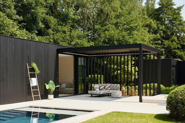 Pergola auf einer Terrasse mit Lamellenwand