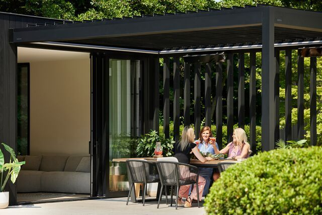 Pergola mit Lamellenwänden