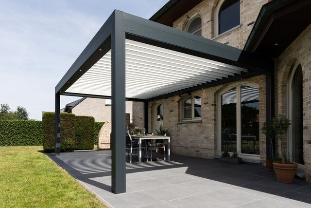 Pergola auf einer Terrasse mit Lamellendach