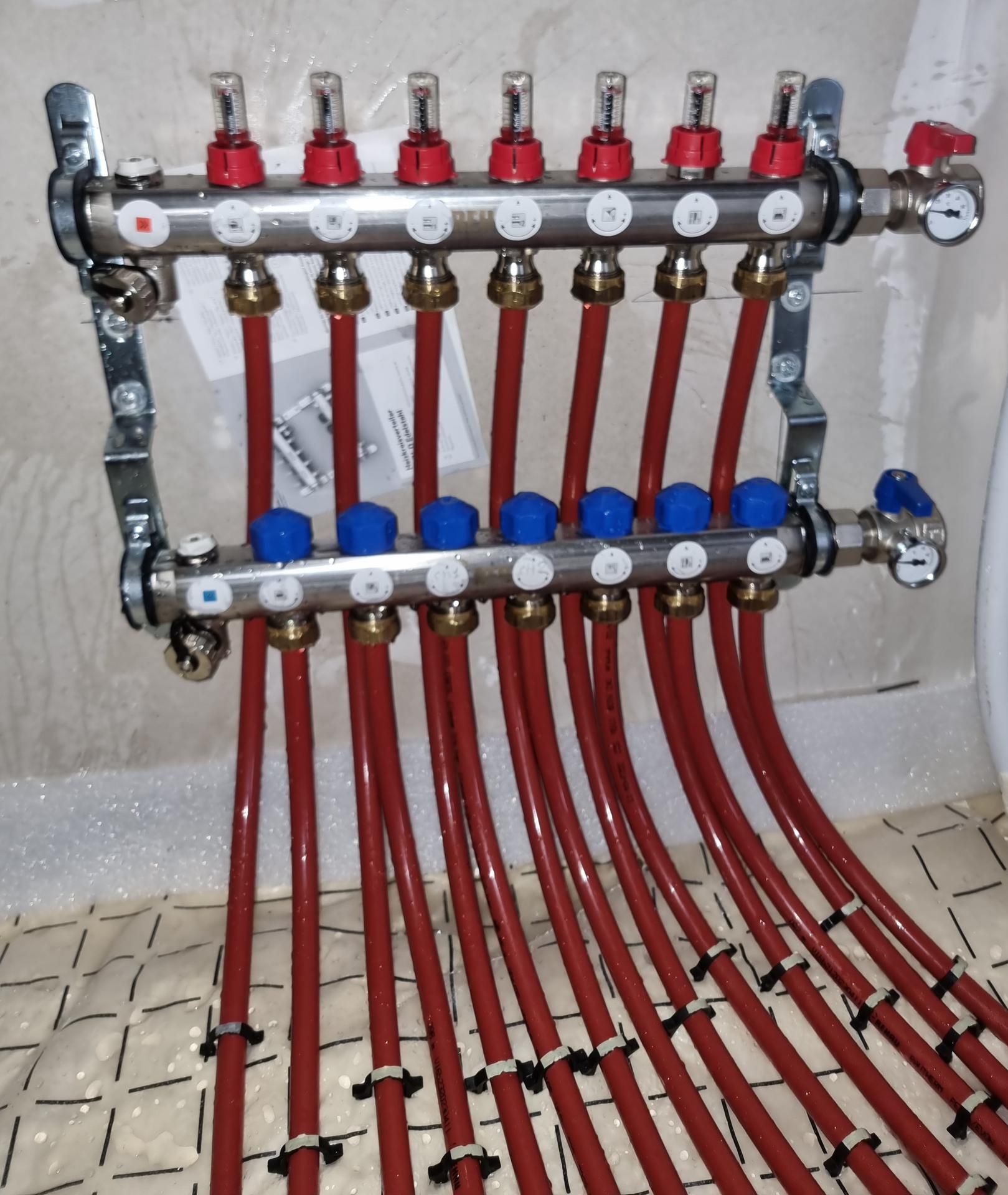 Un collecteur de chauffage par le sol.