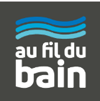 Logo pour au fil du bain représentant trois vagues bleues au-dessus du texte en blanc, sur un fond carré gris foncé.