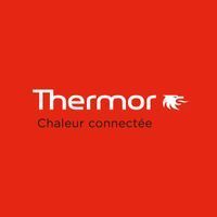 Un logo blanc pour Thermor, présentant une icône de tête enflammée stylisée sur un fond rouge uni, avec le texte Chaleur connectée.