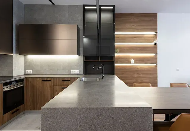 Una cocina con una gran isla en el medio de la habitación.
