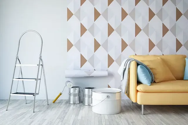 Una sala de estar con un sofá amarillo y una escalera.