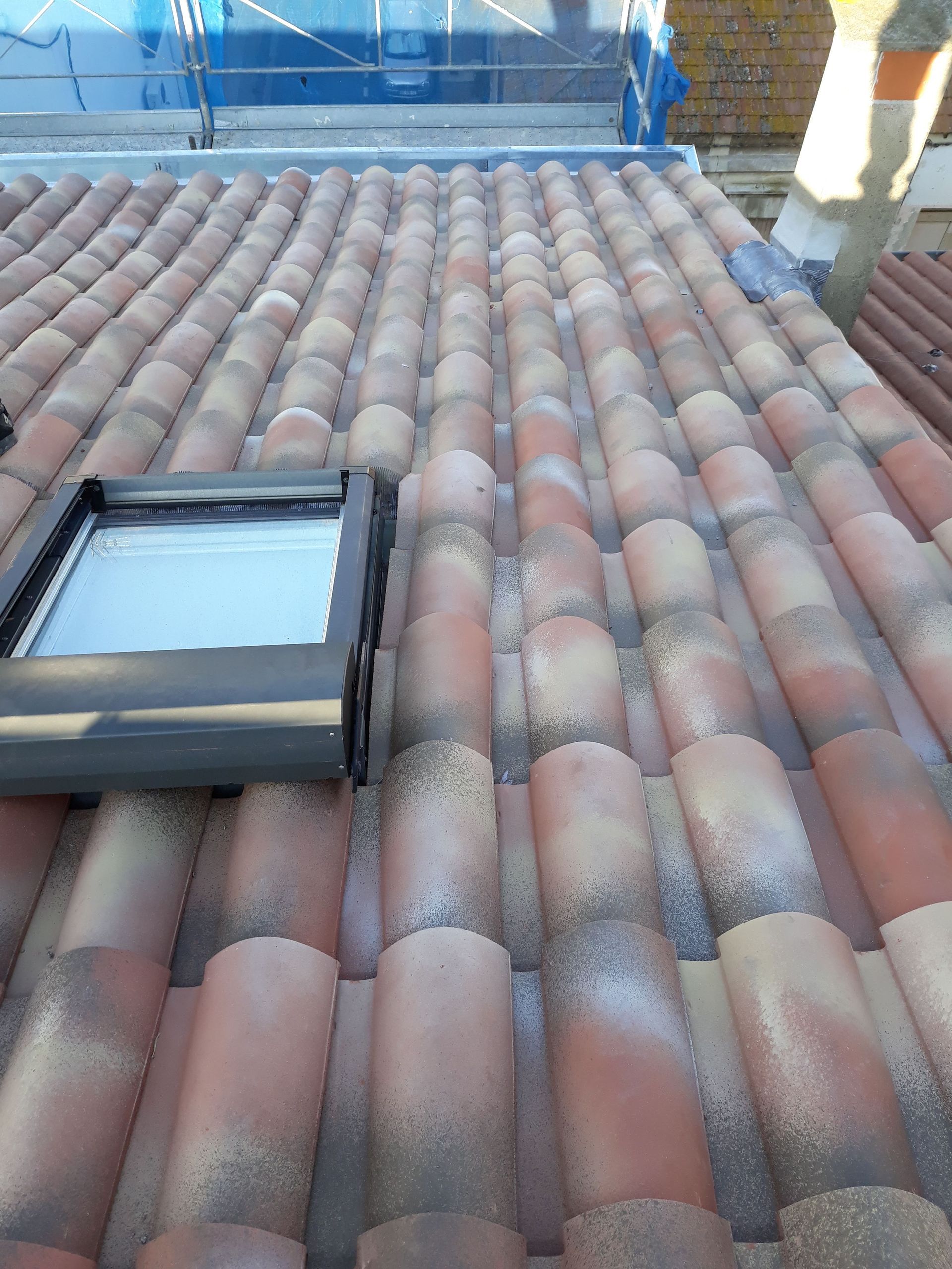 Toiture avec une fenêtre