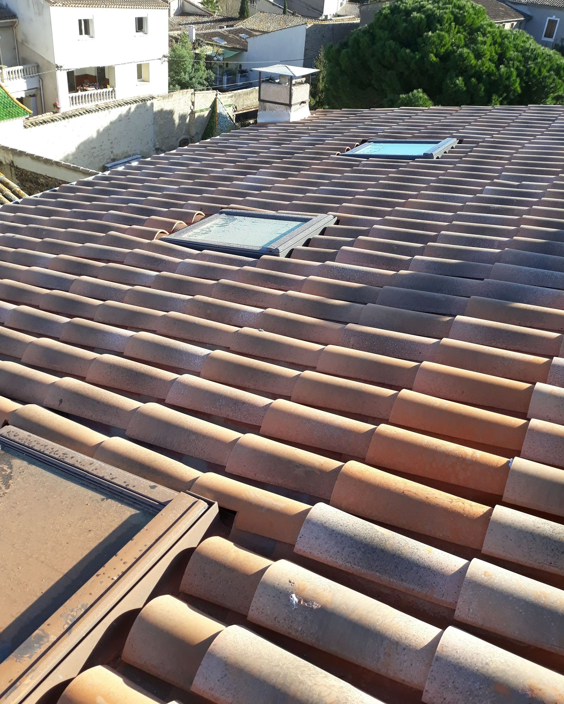 Toiture avec des fenêtres de toit