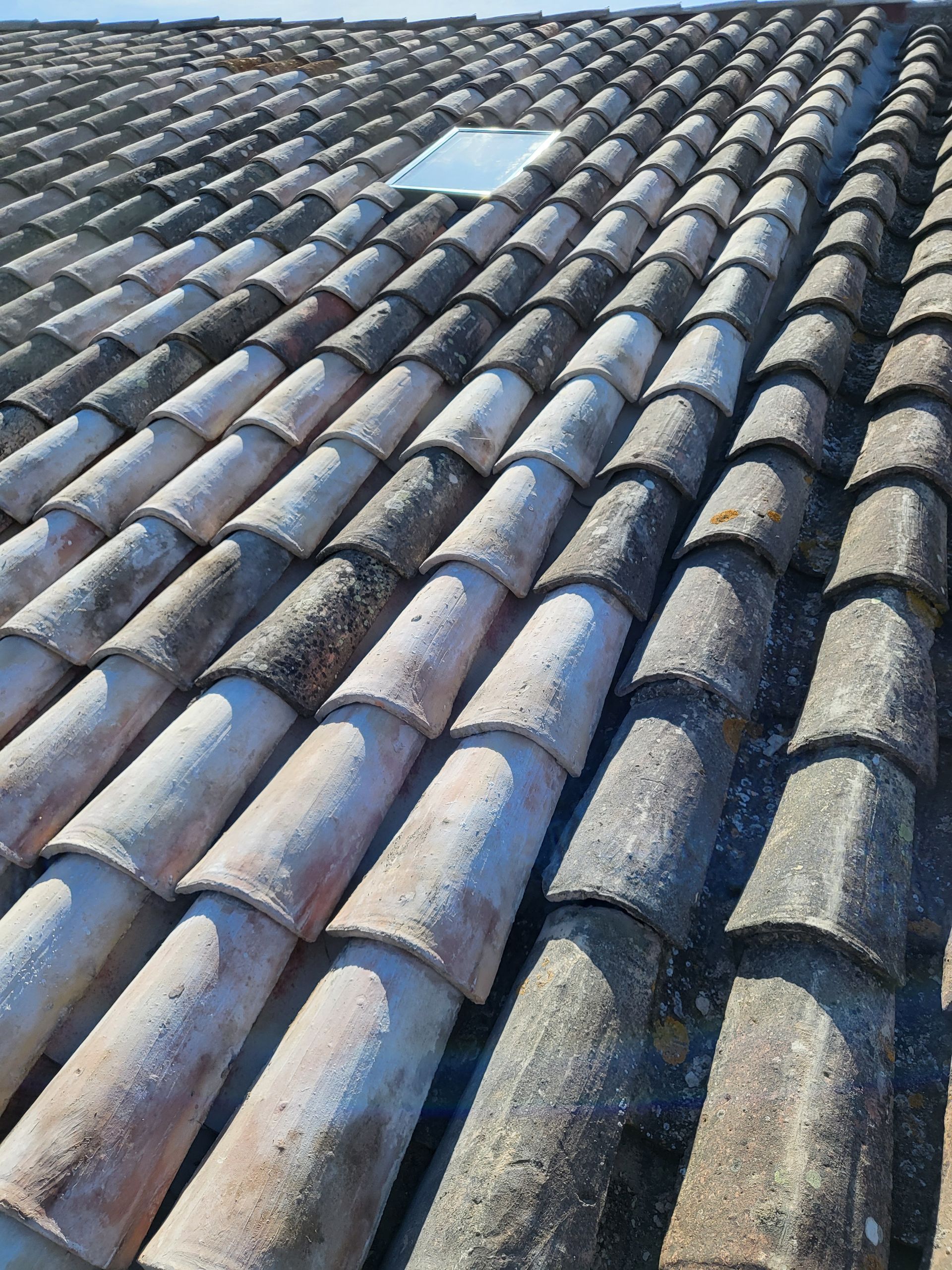 Toiture en tuiles grises