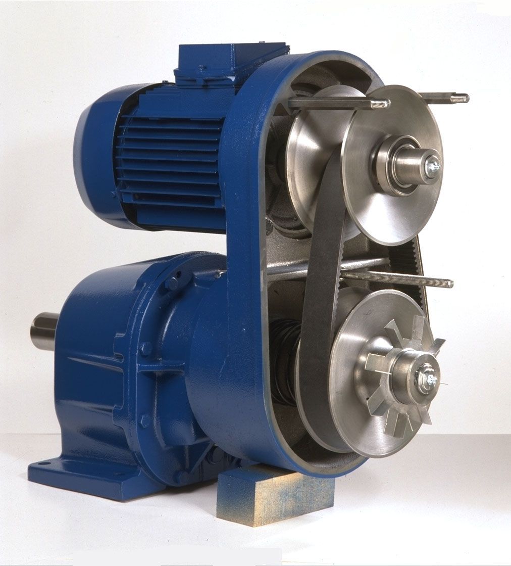 Eine Nahaufnahme eines Generators an einem Automotor