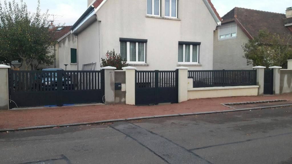 Un portail avec une clôture et un portillon