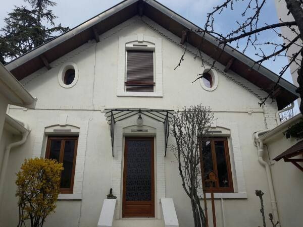 Façade de maison avec porte d'entrée et fenêtres marrons