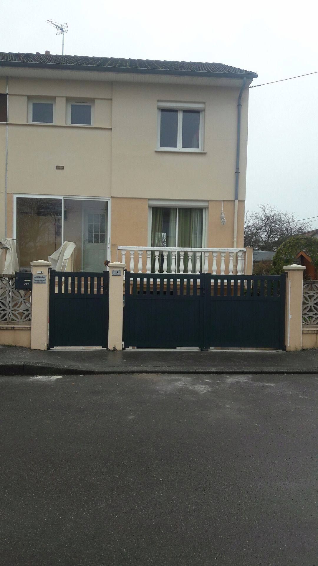 Portail battant et portillon noirs