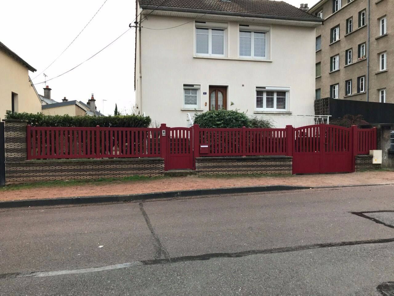 Portail et clôture rouges