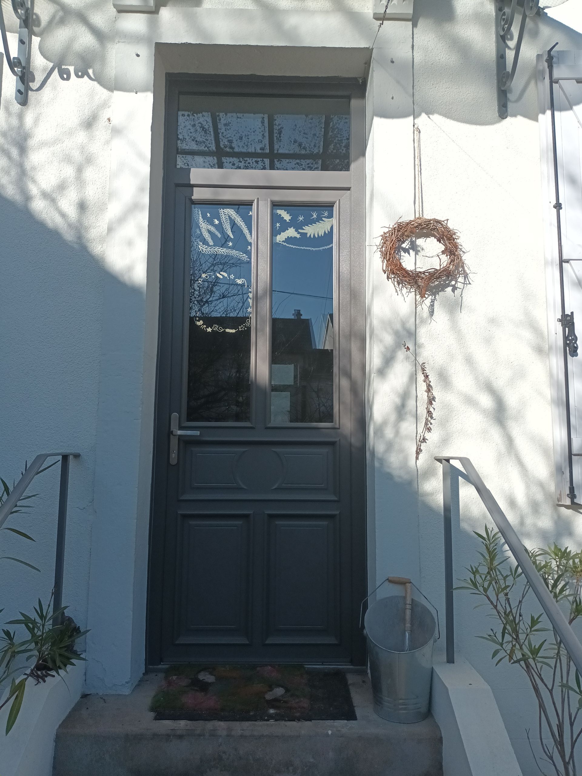 Une porte d'entrée de maison