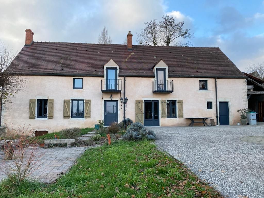 Grande maison avec menuiseries portes et fenêtres gris anthracite et volets en bois