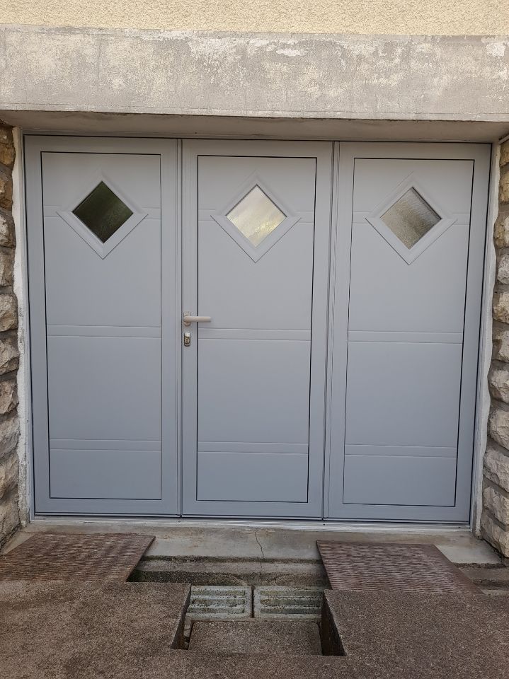 Une porte de garage latérale grise