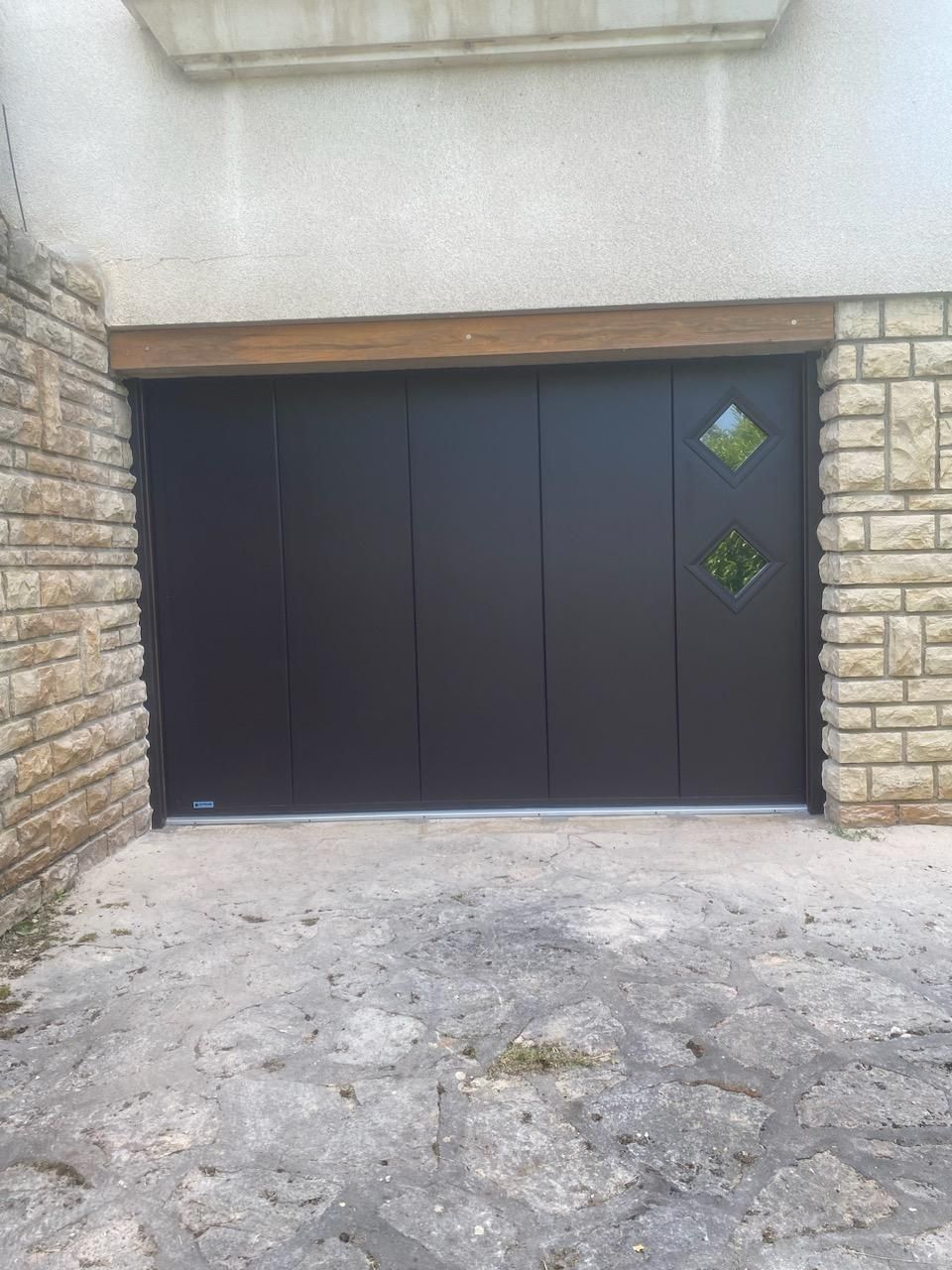 Une porte de garage motorisée
