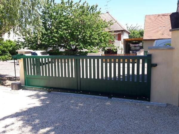 Portail coulissant vert