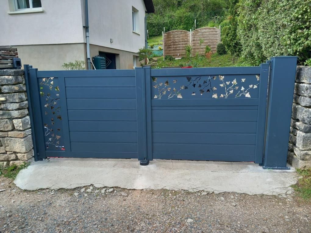 Portail bleu ajouré