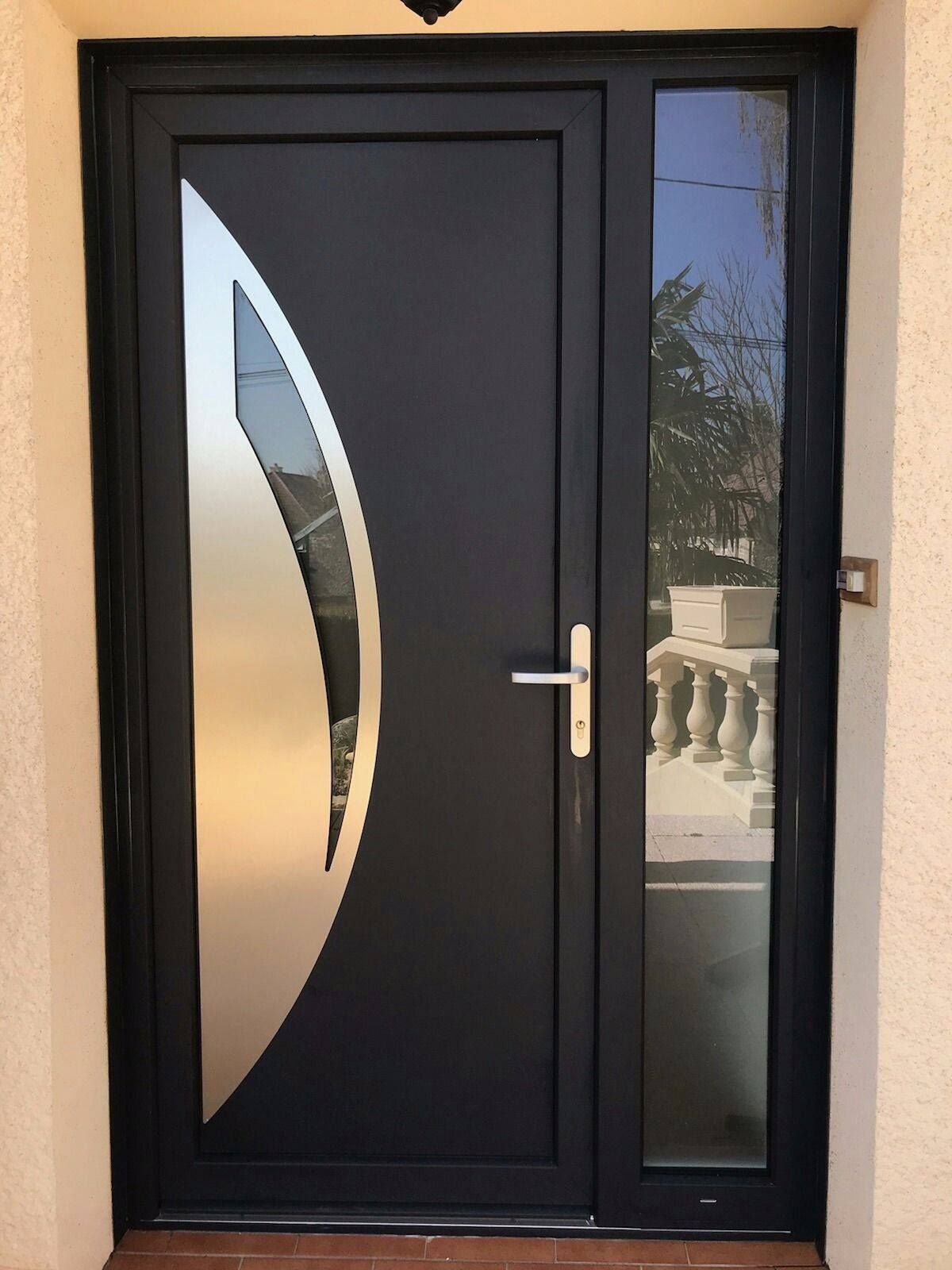 Une porte d'entrée vitrée
