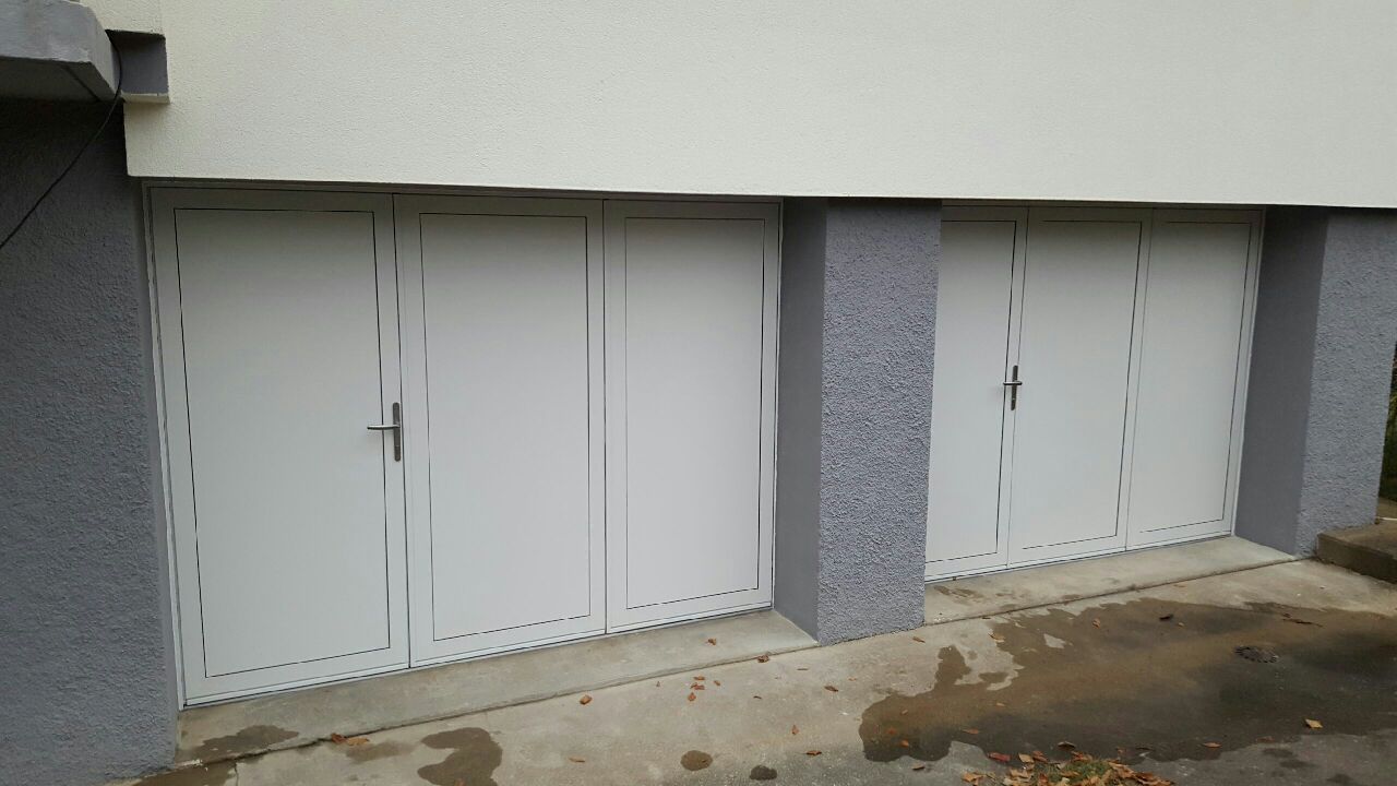 Deux portes de garage blanches
