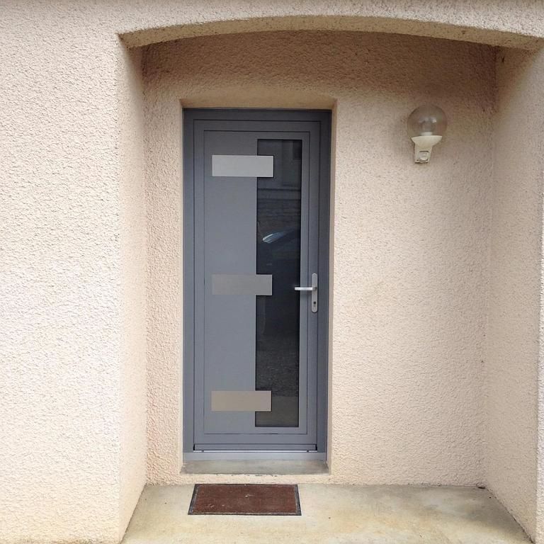 Une poignée de porte d'entrée