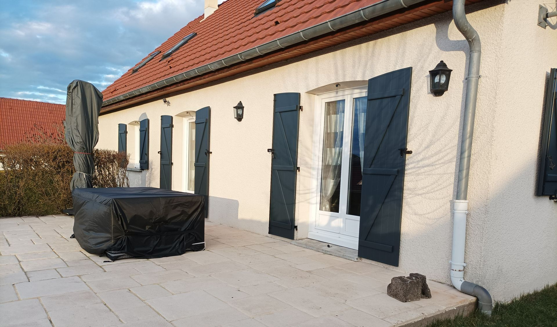 Un salon avec des fenêtres personnalisées